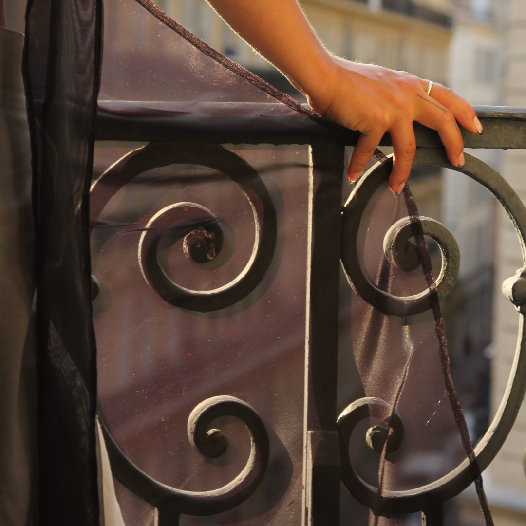 ROBE TABLIER NOIR TRANSPARENT