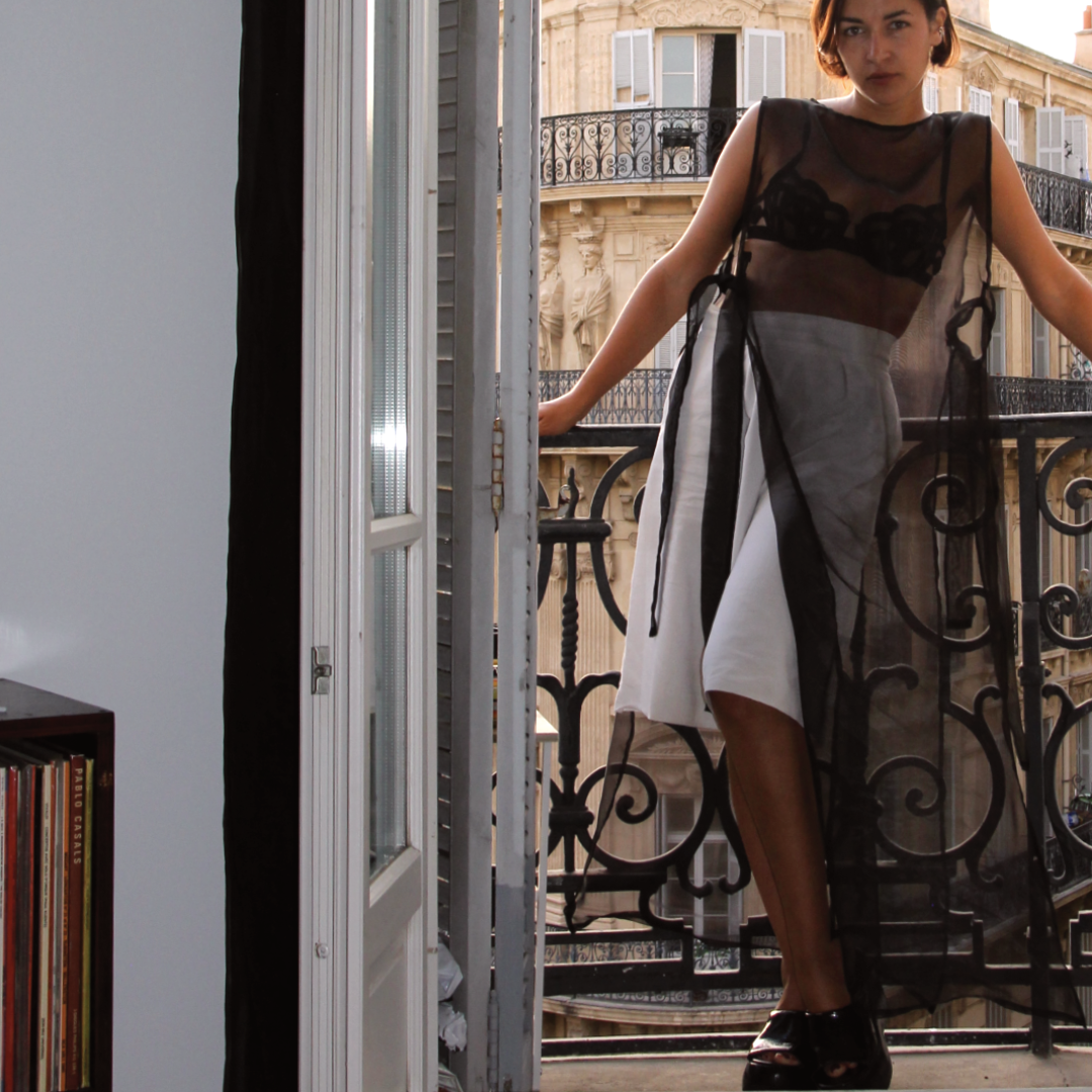 ROBE TABLIER NOIR TRANSPARENT