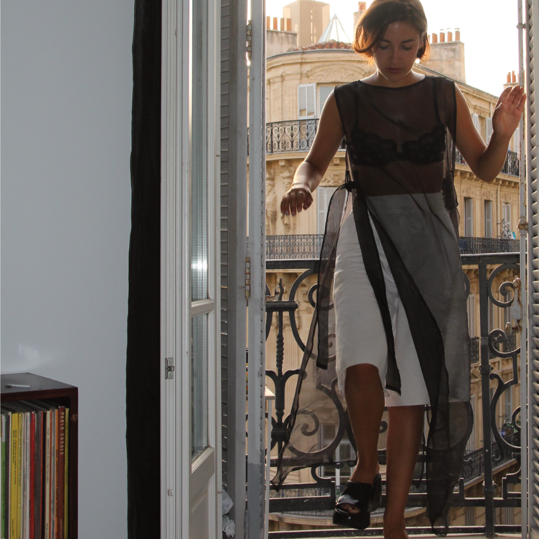 ROBE TABLIER NOIR TRANSPARENT